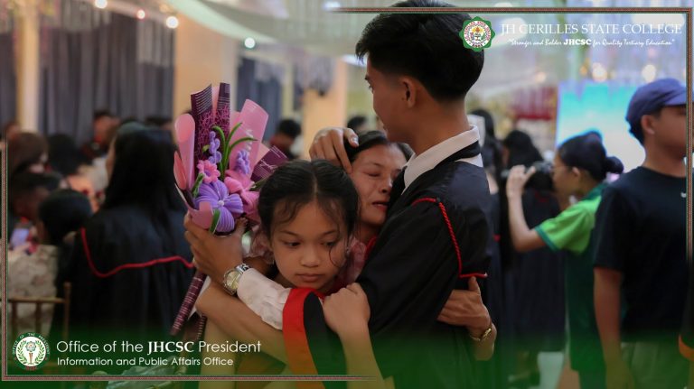 𝐒𝐎𝐂𝐒 𝐏𝐚𝐲𝐬 𝐓𝐫𝐢𝐛𝐮𝐭𝐞 𝐭𝐨 𝐏𝐚𝐫𝐞𝐧𝐭𝐬, 𝐂𝐞𝐥𝐞𝐛𝐫𝐚𝐭𝐞𝐬 𝐆𝐫𝐚𝐝𝐮𝐚𝐭𝐞𝐬’ 𝐀𝐜𝐚𝐝𝐞𝐦𝐢𝐜 𝐌𝐢𝐥𝐞𝐬𝐭𝐨𝐧𝐞𝐬