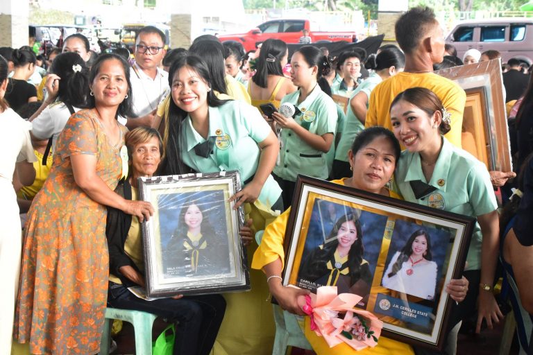 𝐉𝐇𝐂𝐒𝐂–𝐒𝐀𝐒 𝐆𝐫𝐚𝐝𝐮𝐚𝐧𝐝𝐬 𝐄𝐱𝐩𝐫𝐞𝐬𝐬 𝐆𝐫𝐚𝐭𝐢𝐭𝐮𝐝𝐞 𝐭𝐨 𝐏𝐚𝐫𝐞𝐧𝐭𝐬 𝐢𝐧 𝐄𝐦𝐨𝐭𝐢𝐨𝐧𝐚𝐥 𝐓𝐫𝐢𝐛𝐮𝐭𝐞 𝐚𝐧𝐝 𝐑𝐞𝐜𝐨𝐠𝐧𝐢𝐭𝐢𝐨𝐧 𝐃𝐚𝐲