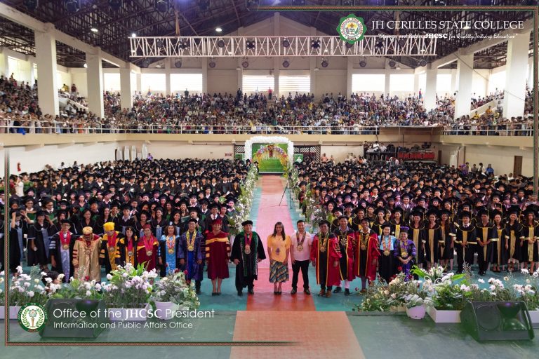 𝐉𝐇𝐂𝐒𝐂 𝐌𝐚𝐢𝐧 𝐂𝐚𝐦𝐩𝐮𝐬 𝐇𝐨𝐧𝐨𝐫𝐬 𝟖𝟐𝟏 𝐆𝐫𝐚𝐝𝐮𝐚𝐭𝐞𝐬 𝐃𝐮𝐫𝐢𝐧𝐠 𝟐𝟕𝐭𝐡 𝐂𝐨𝐦𝐦𝐞𝐧𝐜𝐞𝐦𝐞𝐧𝐭 𝐂𝐞𝐫𝐞𝐦𝐨𝐧𝐲